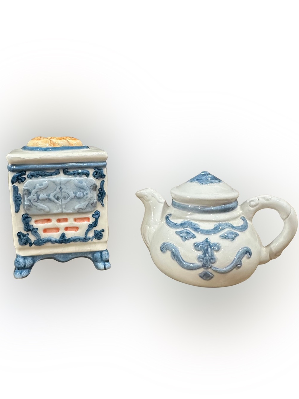 Vintage Ceramic Salt & Pepper Shakers Victorian Oven Teapot Blue/White